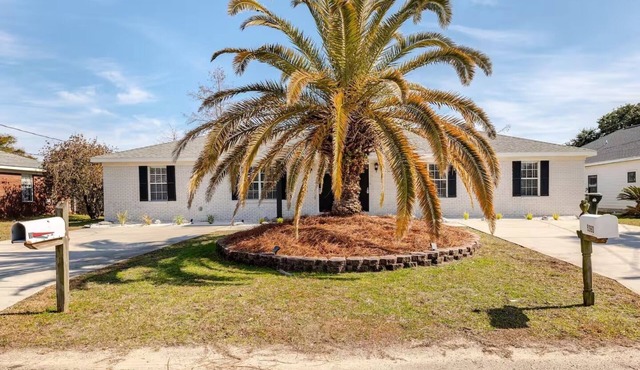 5 minutes to beaches! Quiet and clean home, pet friendly, with huge back yard!