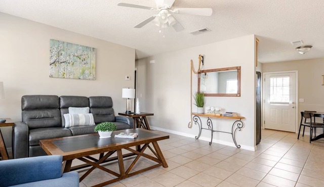 5 minutes to beaches! Quiet and clean home, pet friendly, with huge back yard!
