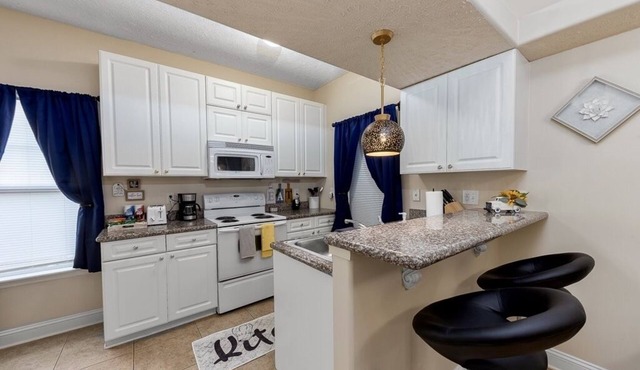 5 minutes to Cherry point! Family-sized townhouse with fireplace & balcony