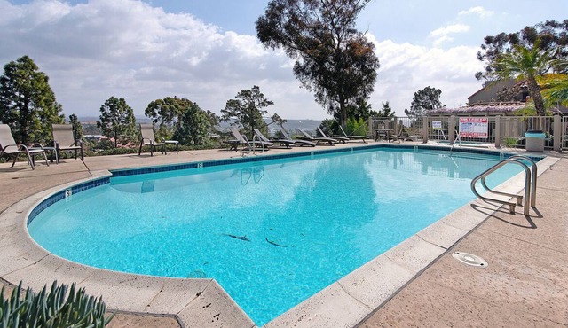 5 Minutes to Del Mar Fairgrounds! Charming condo
