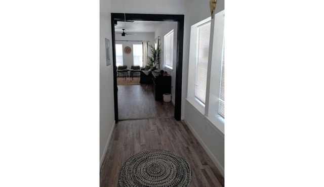 5 minutes to Downtown/ two house property