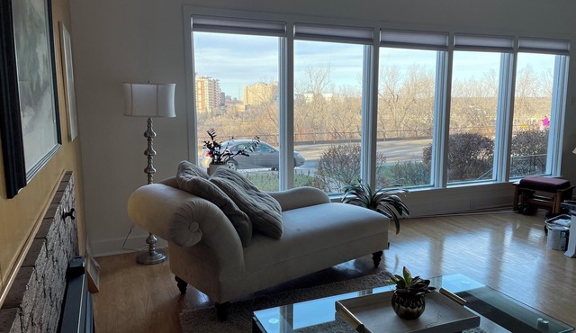 5 minutes to downtown, University, Hospital, Cozy Gallery House on the River