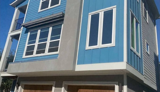 5 minutes to downtown, 10 min to airport. Perfect for couple's retreat
