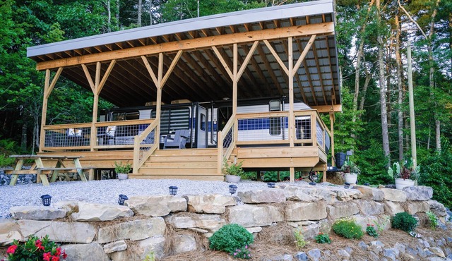 5 minutes to Dupont State Park! Glamping with large covered deck & sunset views