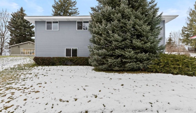 5 minutes to EWU! Large home backing to scenic wheat fields!