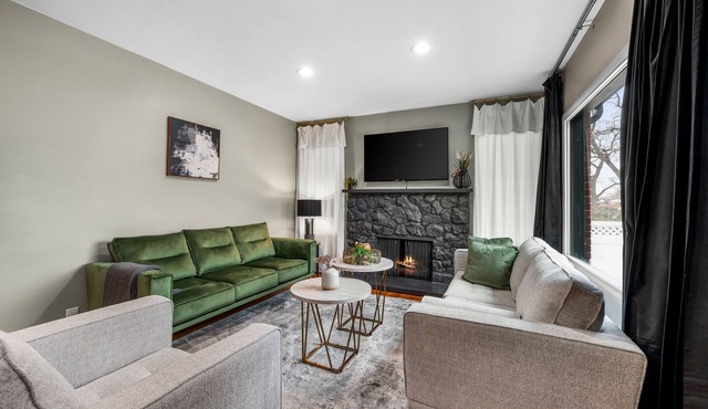 5 minutes to freeway, downtown and airport.