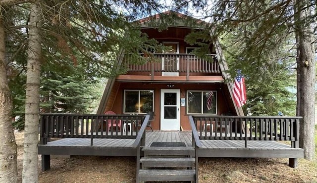 5 minutes to Henry's Lake & 20 minutes to Yellowstone!