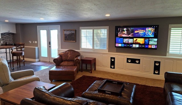 5 minutes to Lagoon and Station Park! Private Guest Suite in Excellent Location