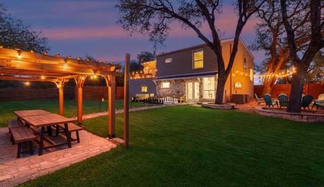 5 Minutes to Lake Travis. Sleeps 20 with Community Pool Pickleball and Fire Pit.
