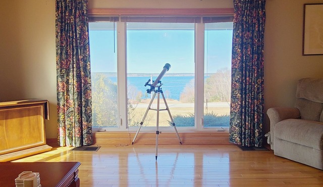 5 minutes to lighthouse sandbar beach! Views and access to harbour!