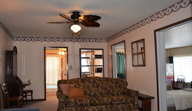 5 minutes to Little River Lake! Three-Bedroom Cottage -Accommodates 7 guests