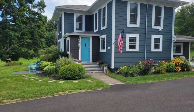 5 minutes to Peek n Peak, ON SITE PRIVATE HOT TUB, Large private yard