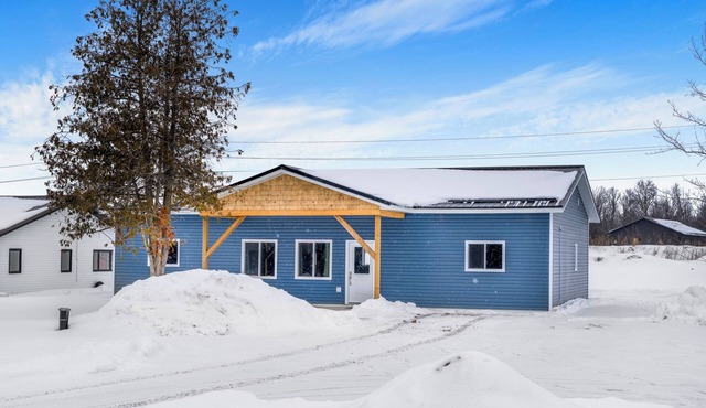 5 minutes to Rice Lake, brand new home, clean and cozy!
