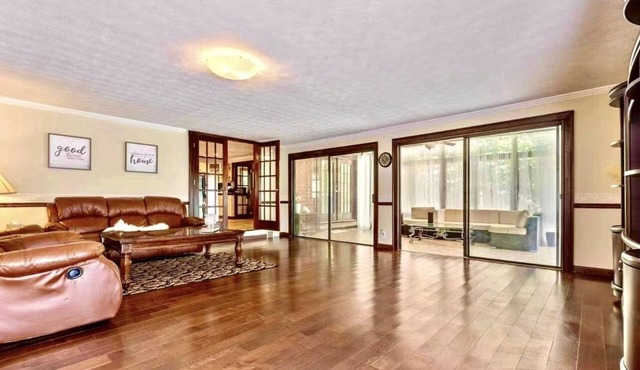 5 minutes to shopping mall restaurants and highway