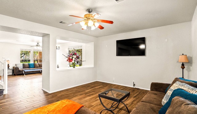 5 minutes to SixFlags and UTSA! 3BR