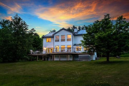 5 Minutes to Ski Hunter Mountain! Family Friendly - Hot Tub, Sauna, Sunset Views