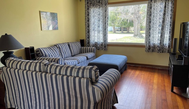 5 Minutes to Southampton's gorgeous beach! Family and pet friendly cottage.