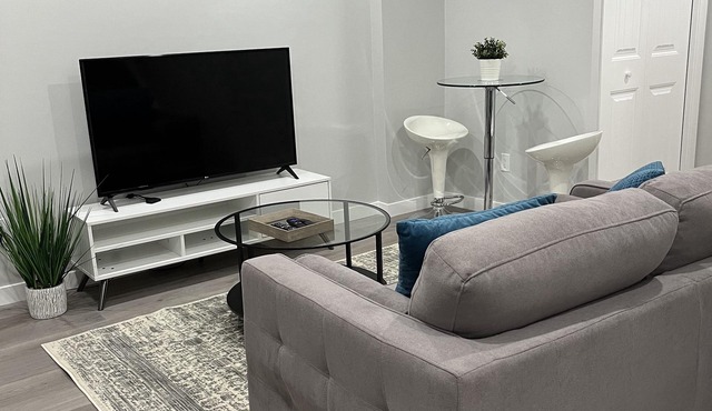 5 minutes to Spruce Meadows, Home of Calgary's Show Jumping! Family-sized suite