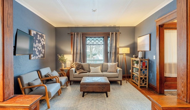 5 Minutes to SU, Renovated, Sleeps 6, in popular Westcott, steps to restaurants