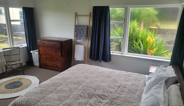 5 minutes to the beach! Comfortable Bach, next to the beach access walkway.