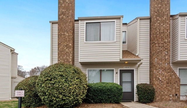 5 minutes to the Ballantyne area townhome