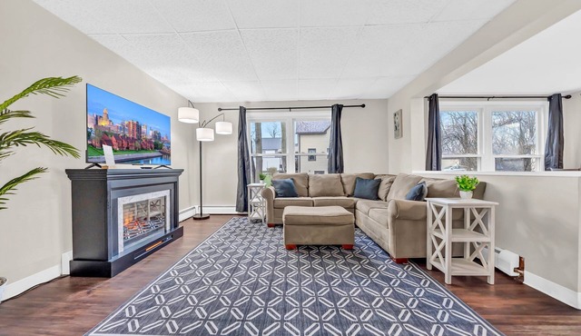 5 minutes to the beach Free Parking & Free WiFi