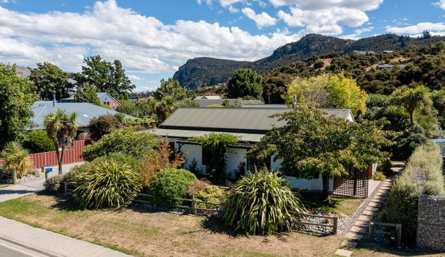 5 minutes to the Clutha river walking and biking tracks! Large 4 bedroom house