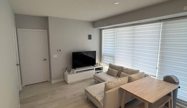 5 minutes to the Downtown Family-sized condo Restaurants and Bars.n