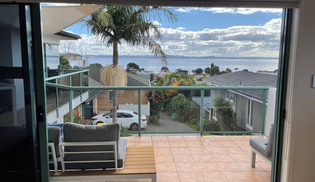 5 minutes to the beach.Large sunny beach house. Pet friendly