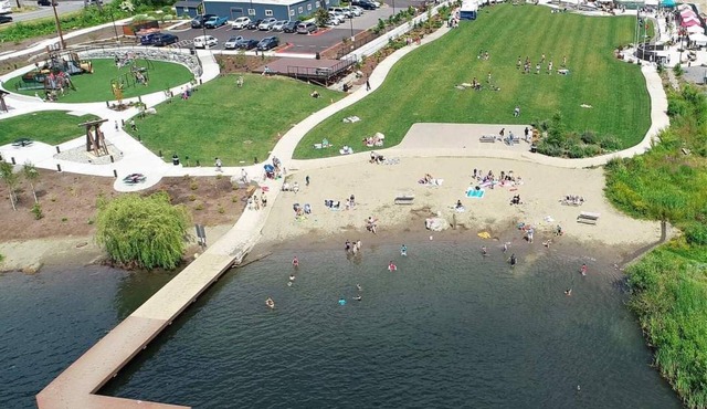 5 minutes to the restaurants , shopping center and Lake!