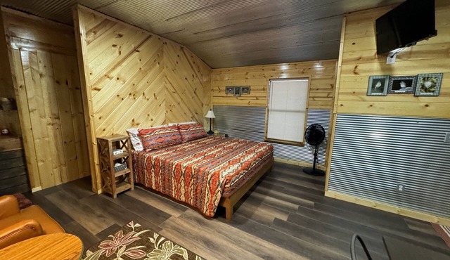 5 minutes to the Wichita Mountains, Ruffled Feathers Cabin, pet friendly Cache