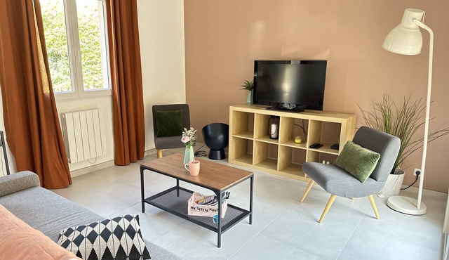 5 minutes walk from the beach of Lecques, our pretty house welcomes you!