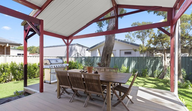 5 minutes walk to the water! Family house with pool table, outdoor patio and BBQ