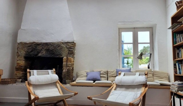 5 minutes walk from the Pointe du Skeul.2 charming houses