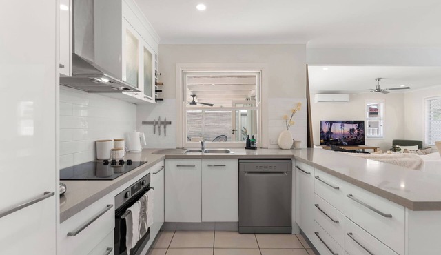 5 minutes walk to pacific fair/beach-3 bedrooms with 3 ensuites, suit 10 people