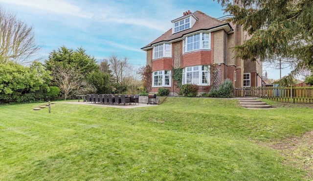 5 minutes walk to amazing beach. Large family house perfect for celebrations.