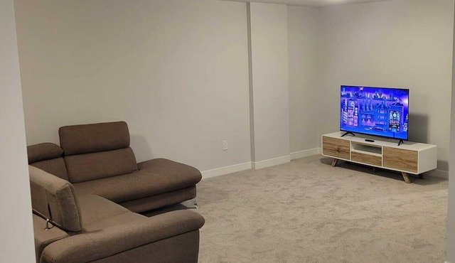 5 minutes walk to major shopping center, restaurants, pubs and bus station.