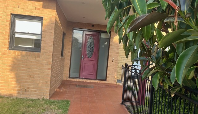 5 minutes walk to the beach enjoy the sea breeze!