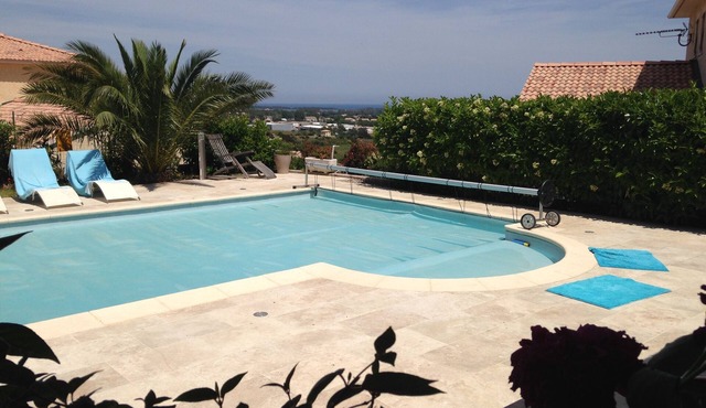 5 mn from the beach, whole villa with swimming pool, sea view