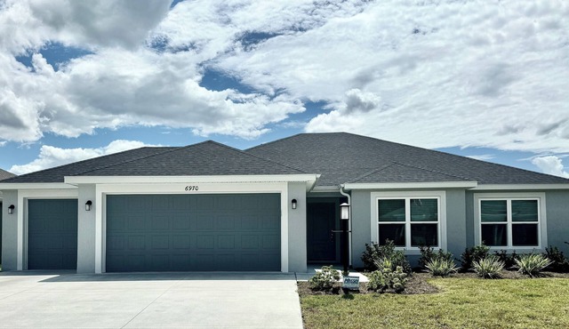 5 O`Clock Somewhere - 3/2 w/Golf Cart in The Village of Lake Denham