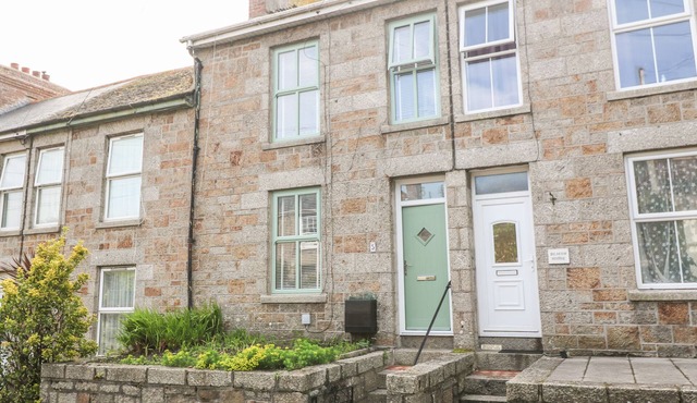 5 PARC TERRACE, pet friendly, character holiday cottage in Newlyn