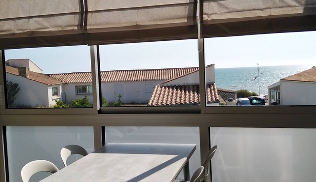 5-person apartment with sea view at the foot of the beach