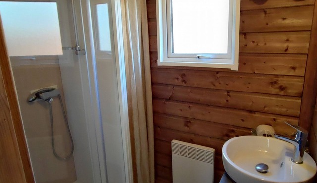 5-person comfort lodge by the river