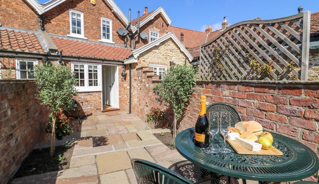 5 POND VIEW COTTAGES, pet friendly, with a garden in South Cave