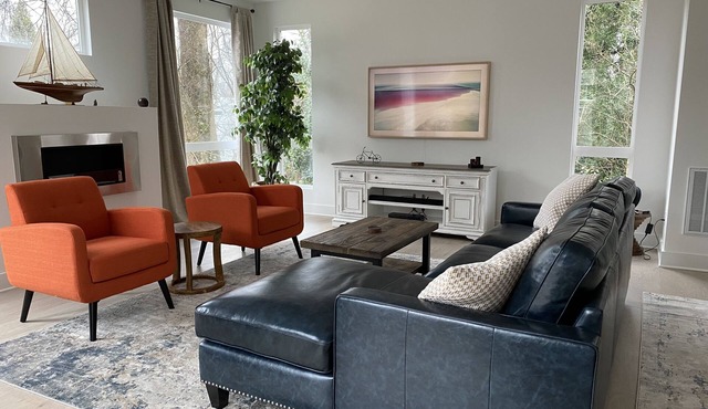 5 Queen Bed 4 Full Bath Luxury Home, 1.4 miles to Bank of America Stadium