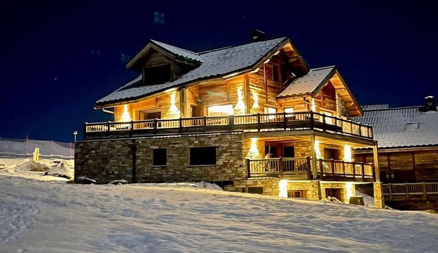 5 * rated chalet of 335m2, on the slopes, swimming pool & cinema