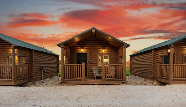 #5 Red Rock cabin, Newly Remodeled! AC! New Beds! Sleeps 4
