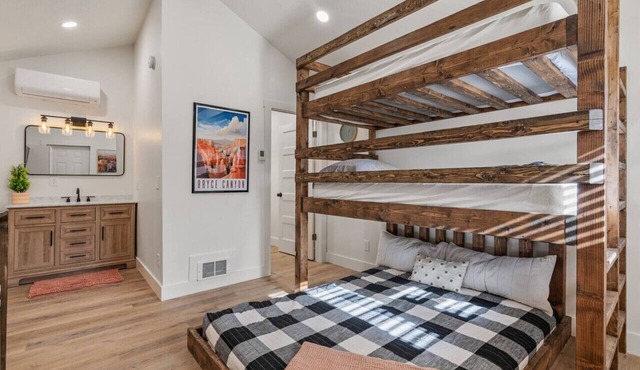 #5 Red Rock Mini Cabin w/AC, Fire Pit & BBQ!