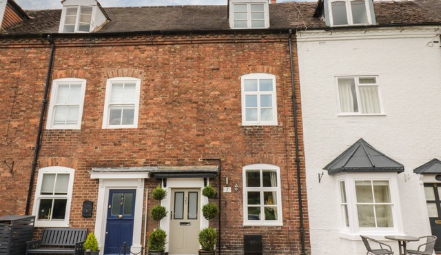 5 RIVERSIDE, romantic, with open fire in Bridgnorth