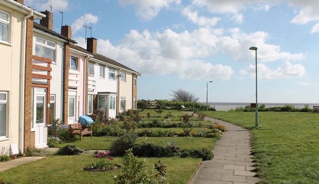 5 Sea View Walk - comfortable family home right on the beach, free parking, pets
